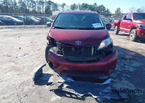 2015 Toyota Sienna Le 8 Passenger z USA, uszkodzony, nr VIN 5TDKK3DC1FS589946